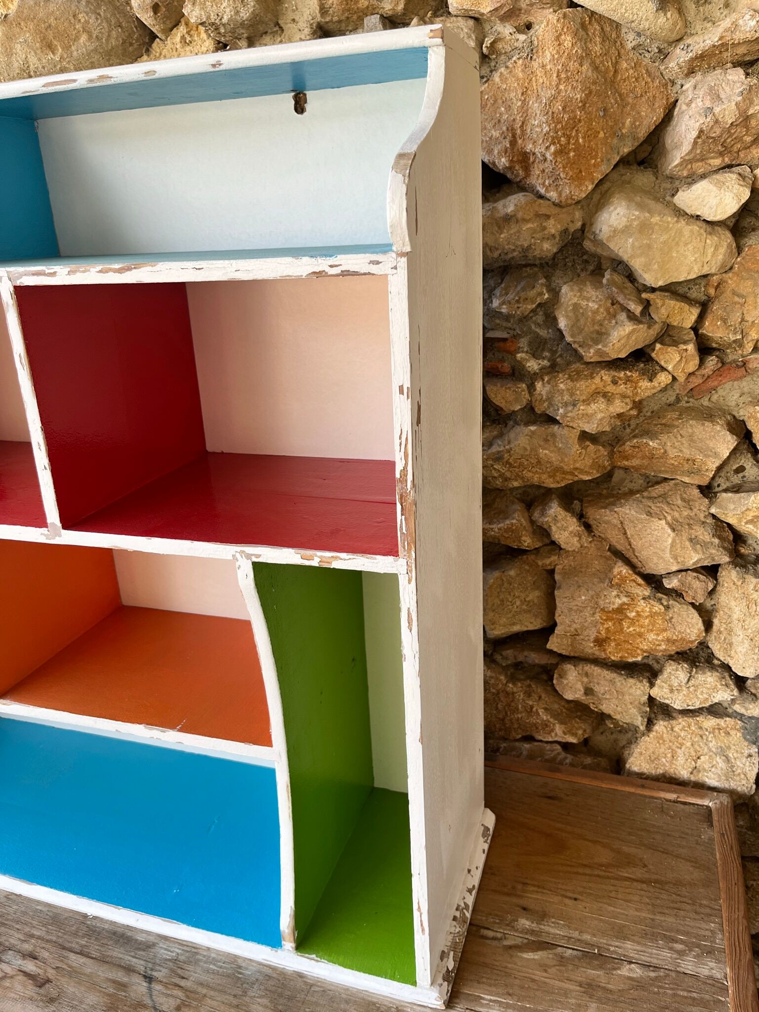 Wall-mounted or free-standing wooden locker shelf