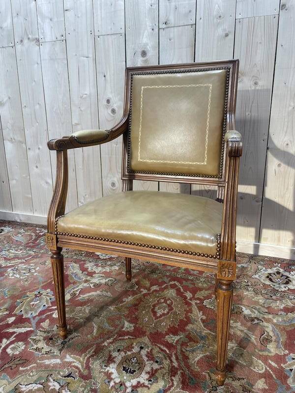Fauteuil de bureau de style Louis XVI en cuir beige