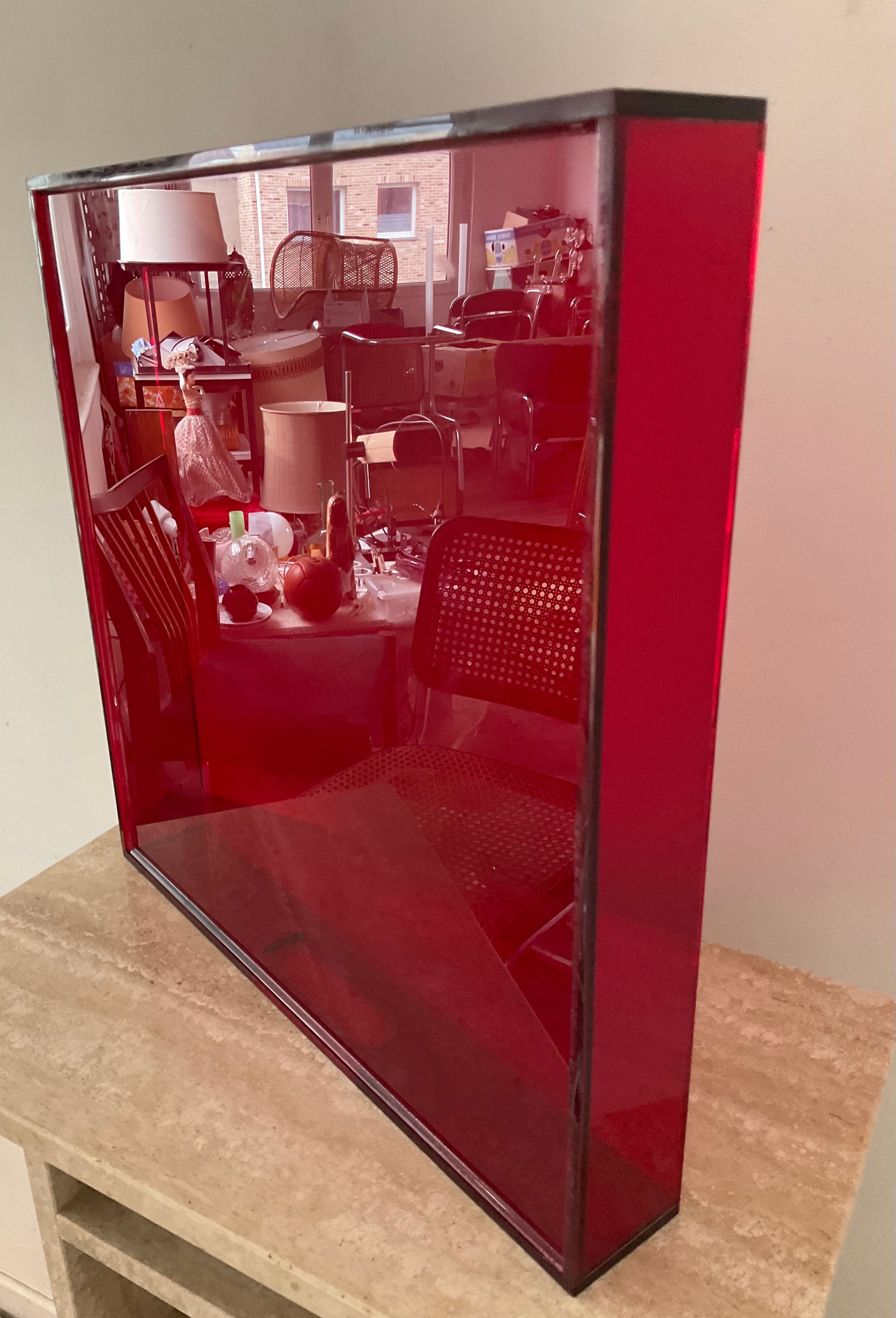 Design top in red plexiglass