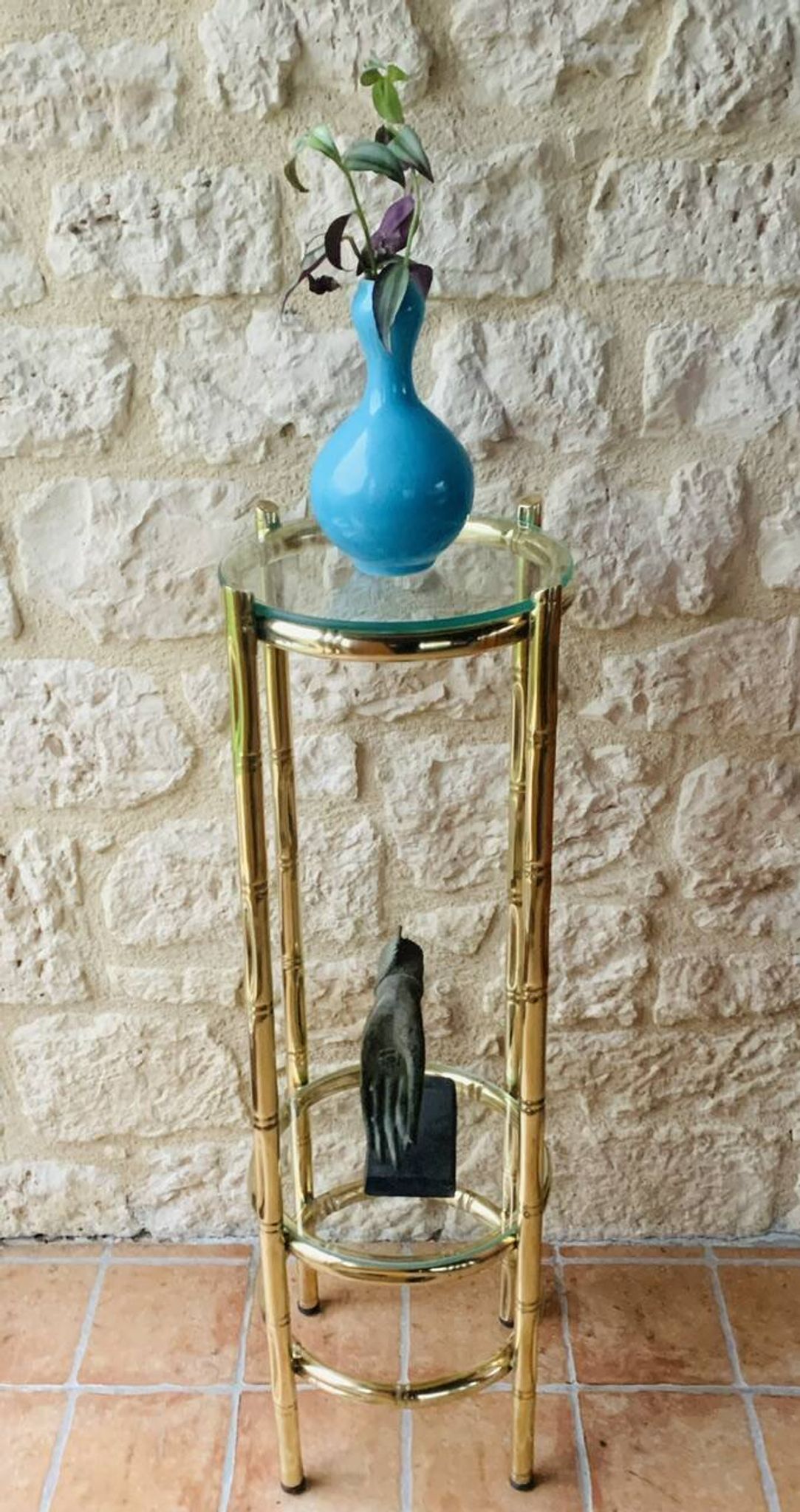Vintage faux bamboo pedestal table in brass with 2 glass shelves