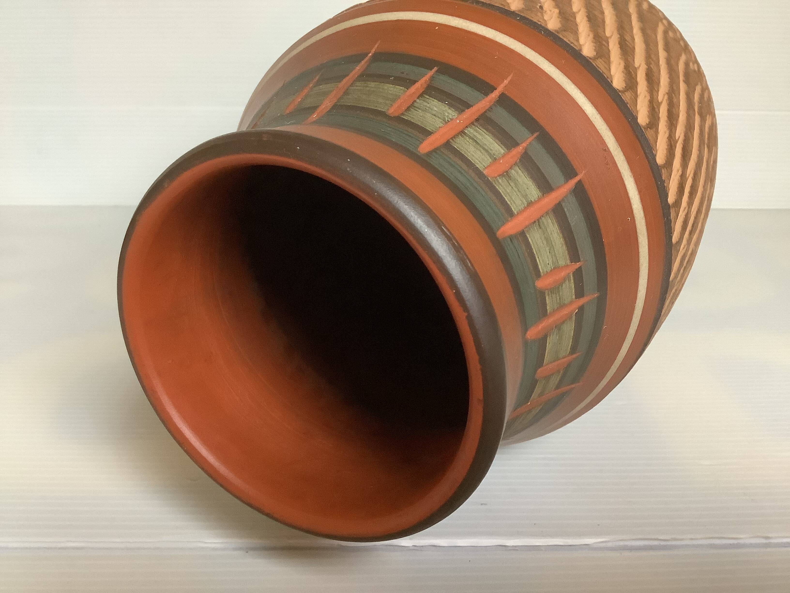 Homvombeit terra cotta vase