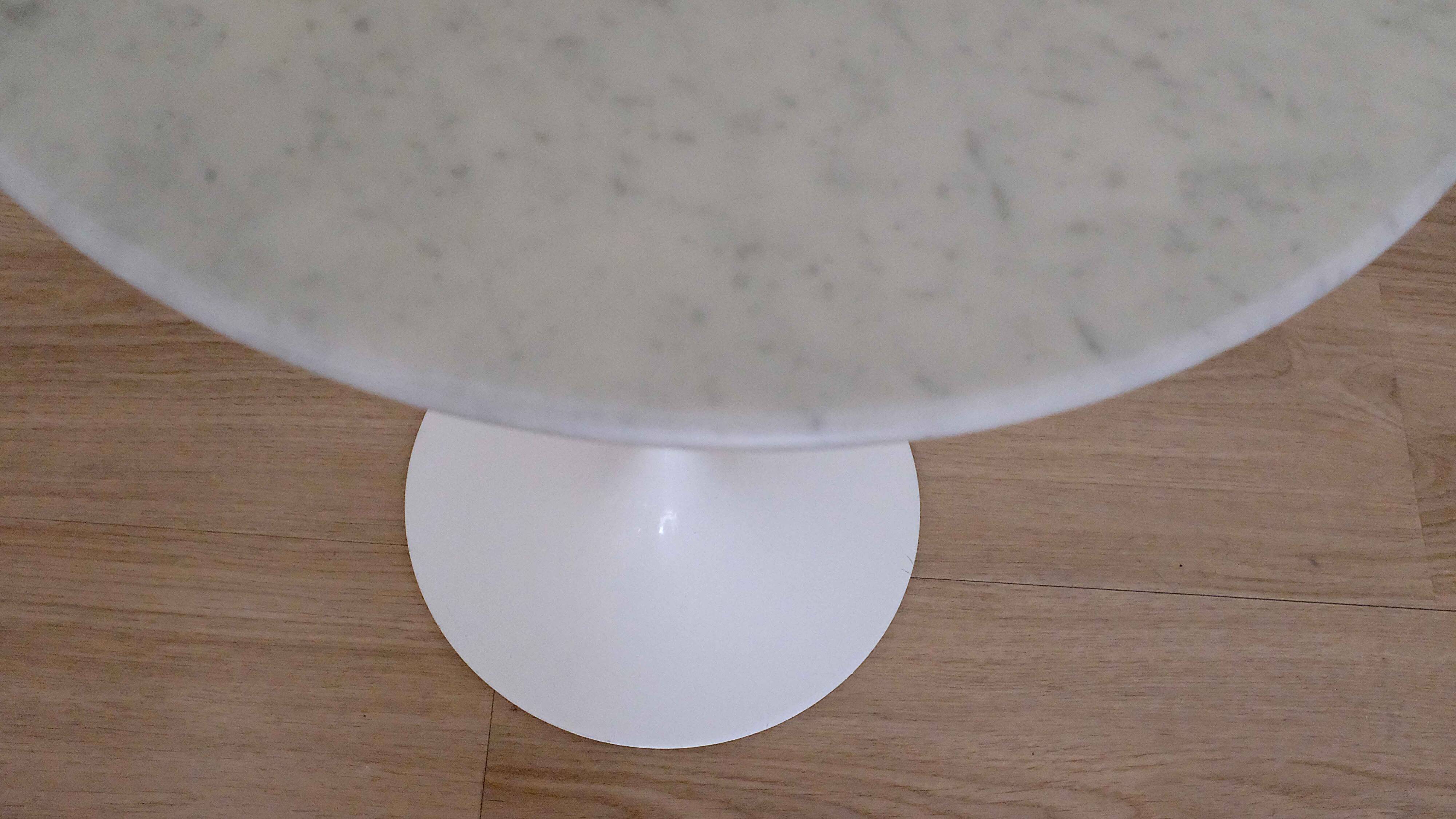 Marble pedestal table by Eero Saarinen for Knoll 1970