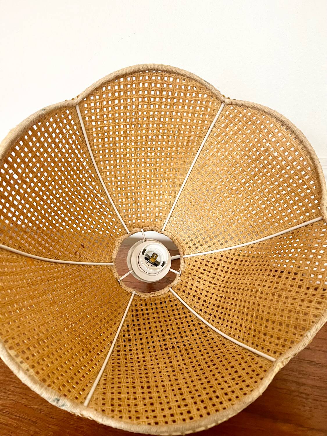 Vintage flower-shaped rattan pendant light