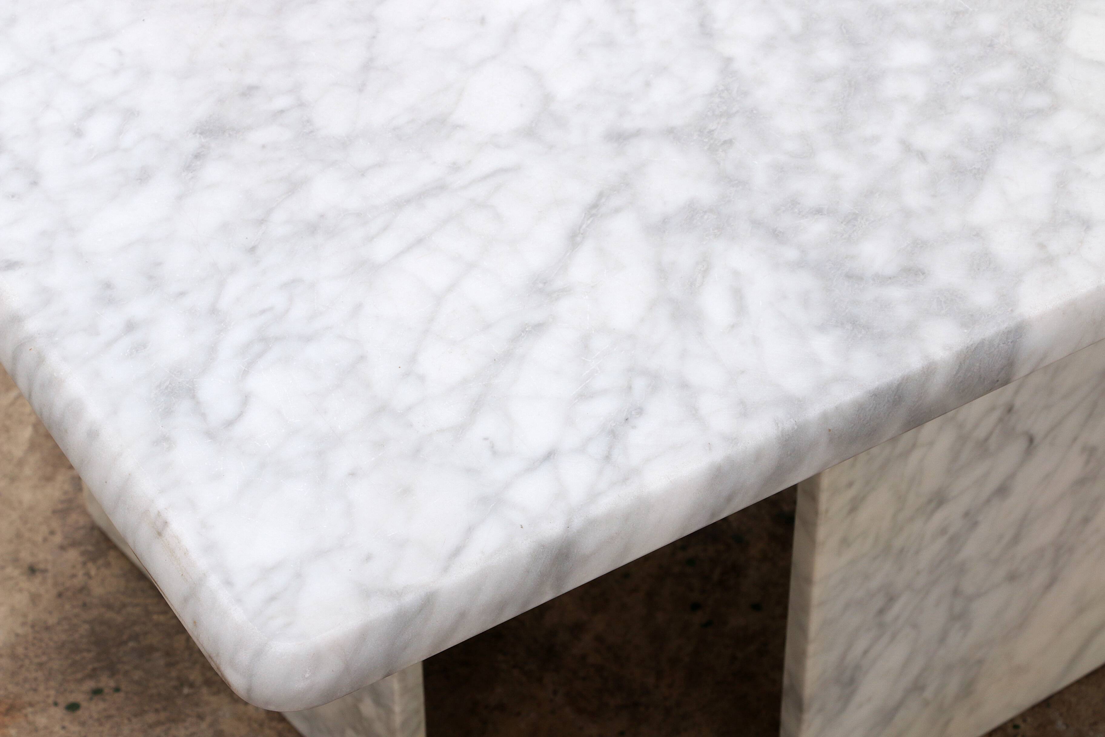 Italian Marble coffee table, timeless design from the 1970s