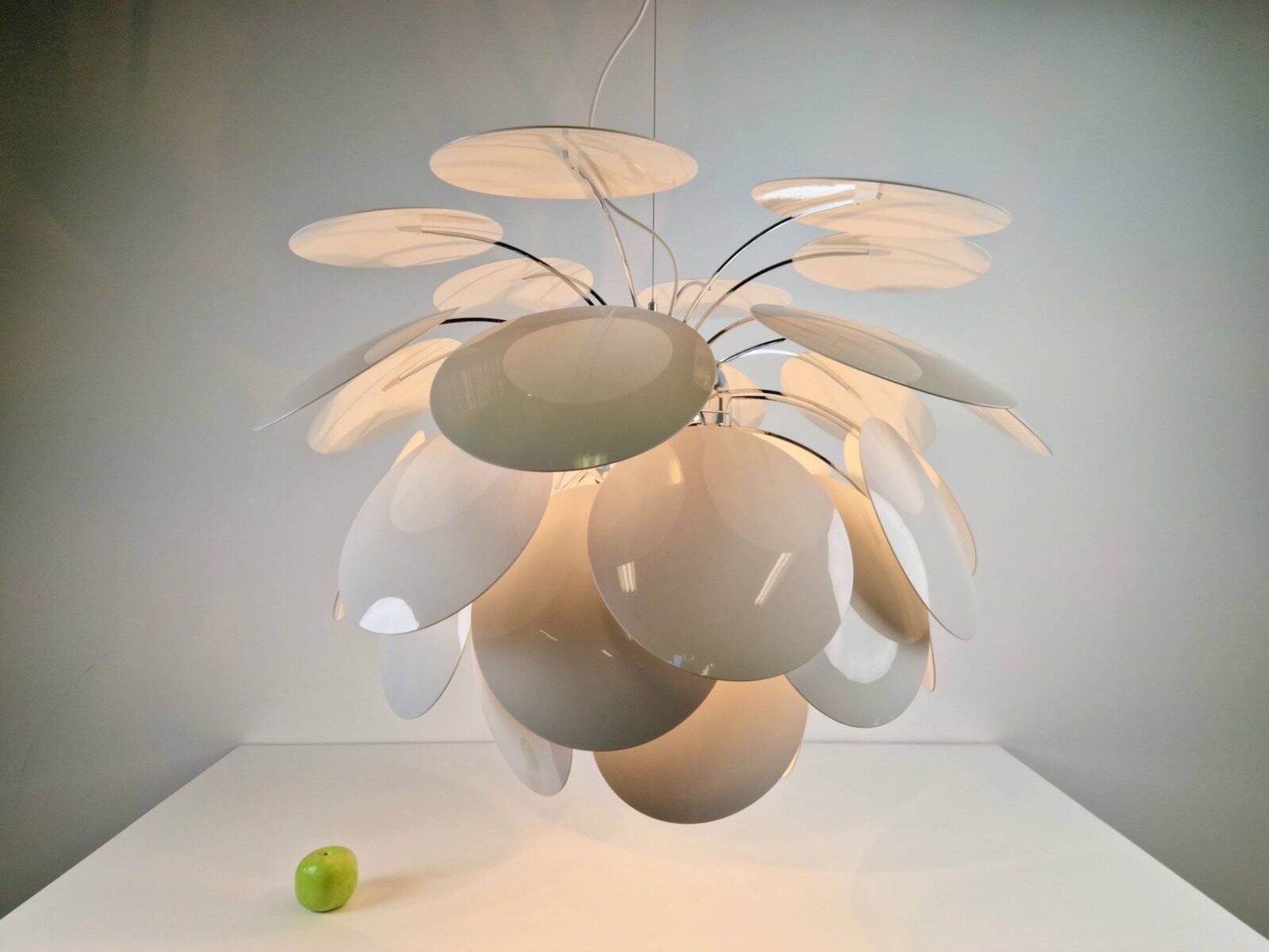 Suspension Discocó blanche par Christophe Mathieu pour Marset, années 2000.