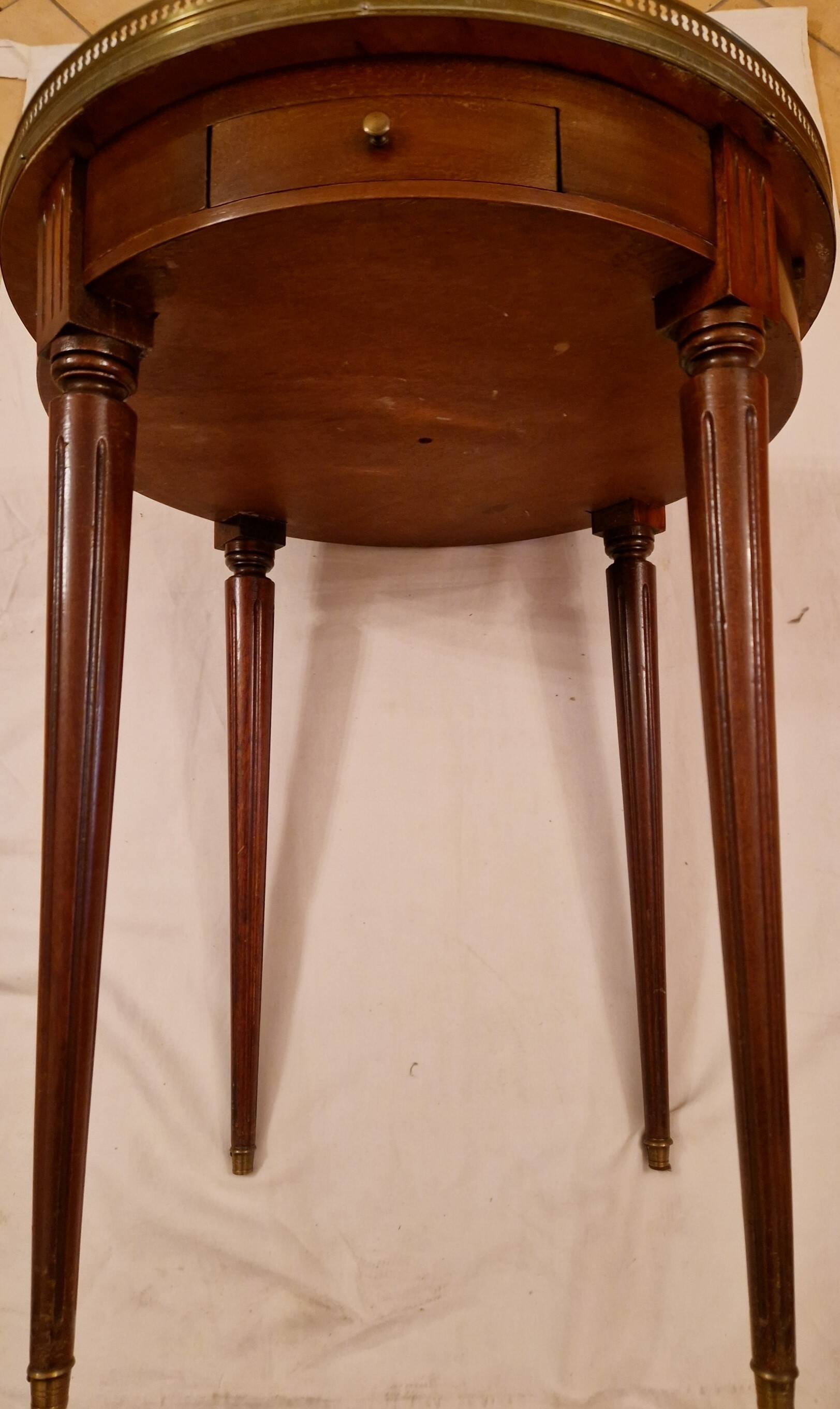 Pair of antique nesting tables in marble and brass – Louis XVI style