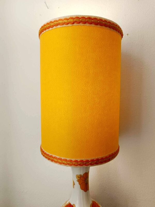 Lampe 1970 aux fleurs et abat-jour cuir sur mesure