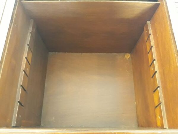 Bureau de direction vintage équipé de tiroirs à rideaux sur le plateau