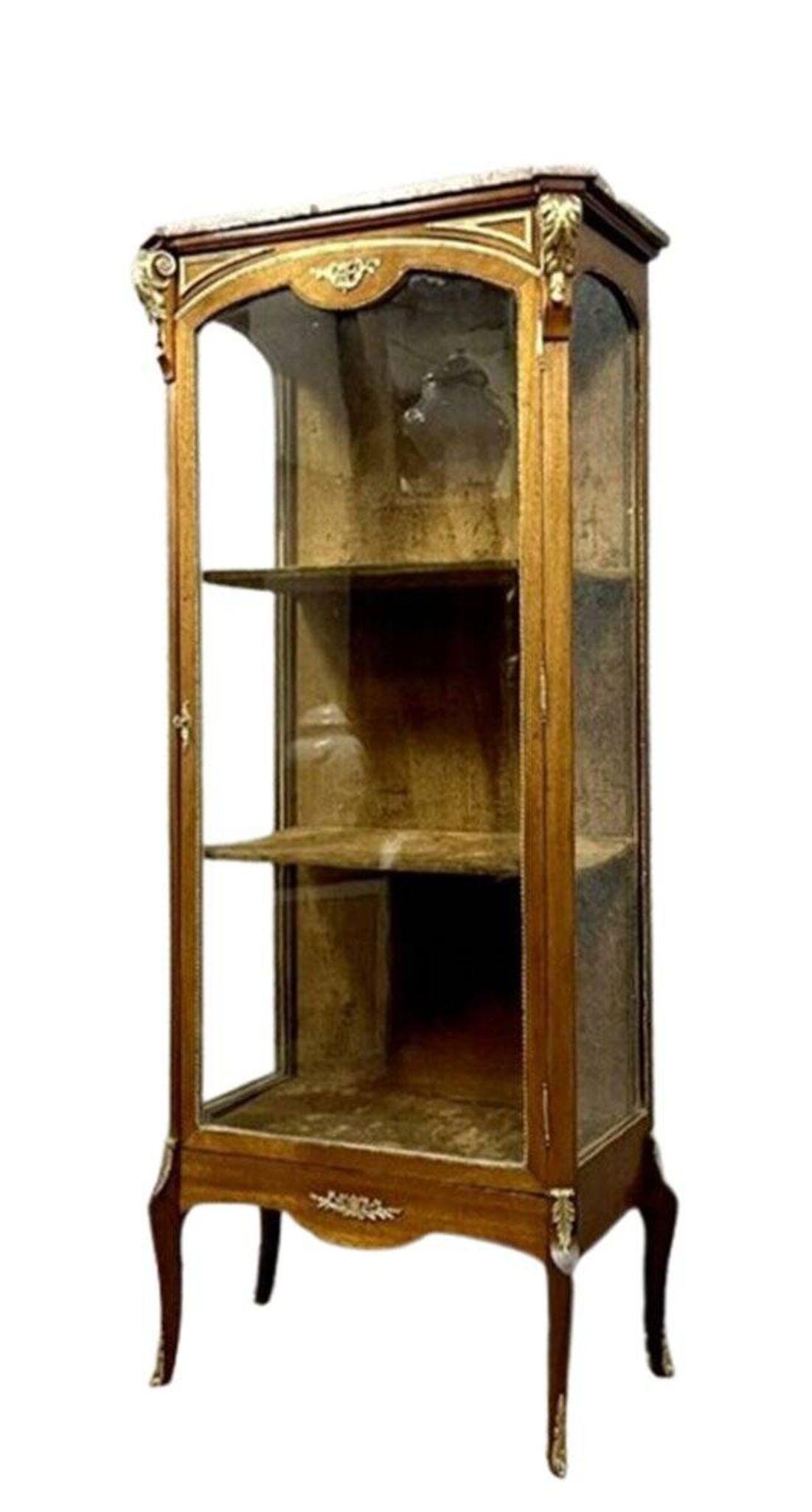 Vitrine a 3 faces vitrées de style Louis XV en acajou et bronzes dorés ép.