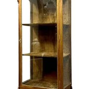 Vitrine a 3 faces vitrées de style Louis XV en acajou et bronzes dorés ép.