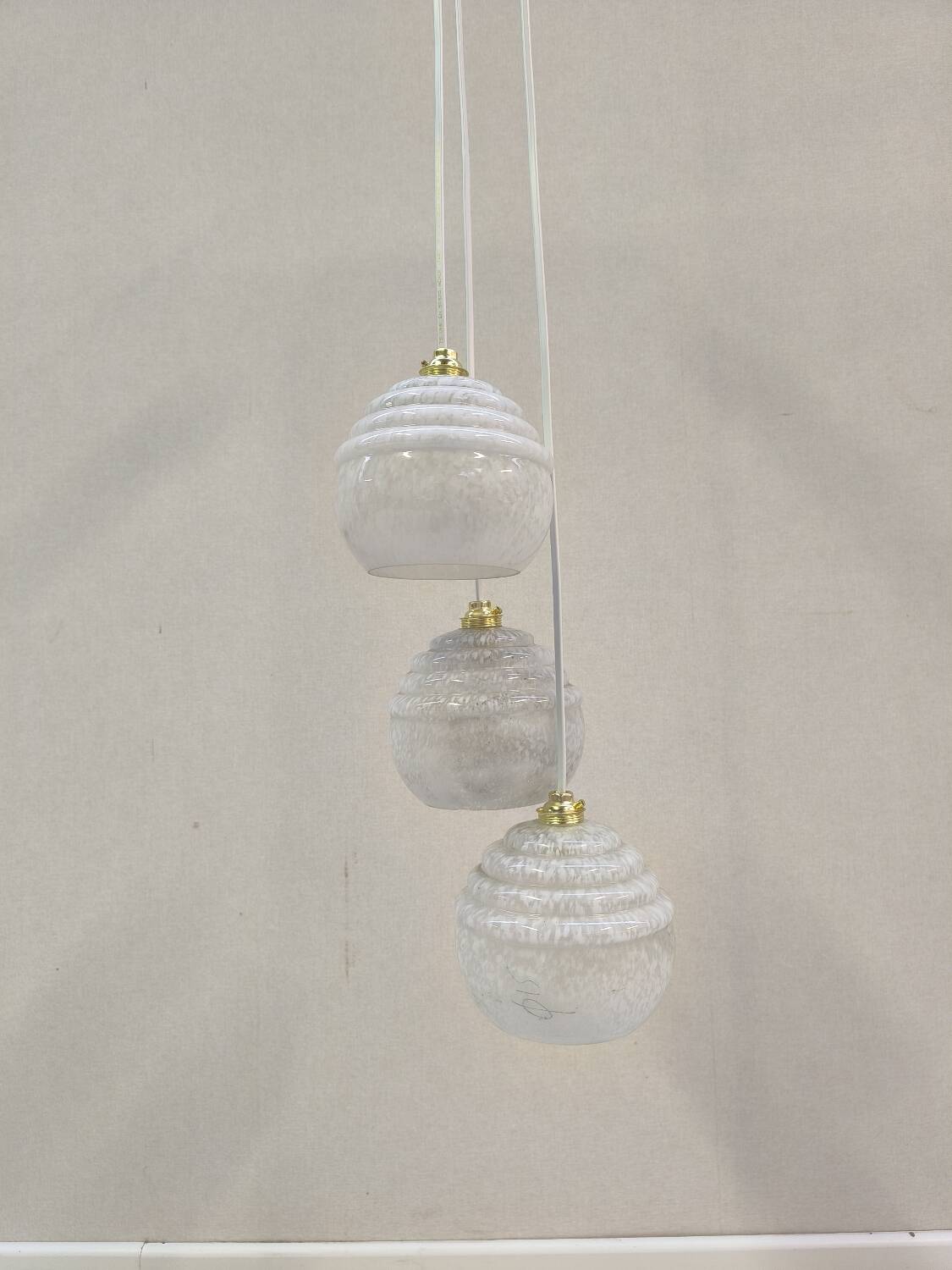 Triple suspension in white Clichy glass