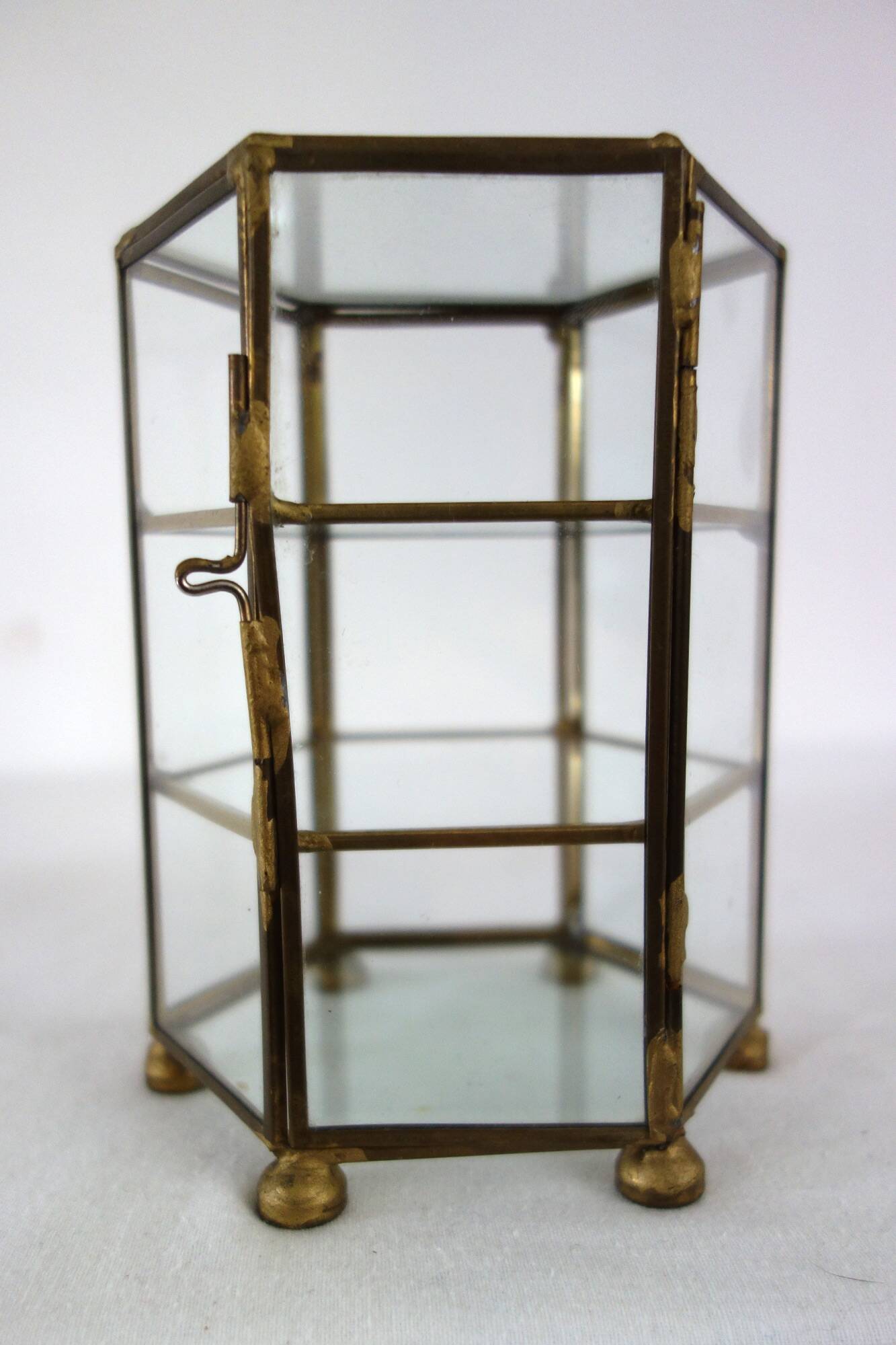 Ancienne petite vitrine hexagonale pour miniatures ou bijoux