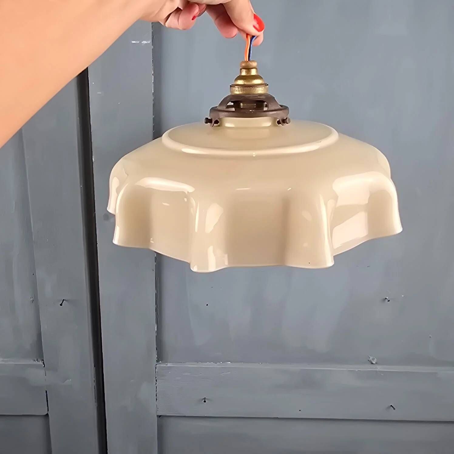 Suspension vintage en verre opalin beige – Forme drapée