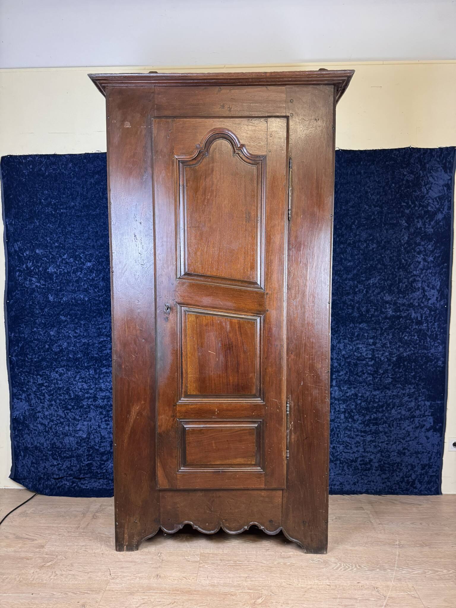 old Ardèche bonnet maker in solid walnut, Louis XIV period, circa 1680