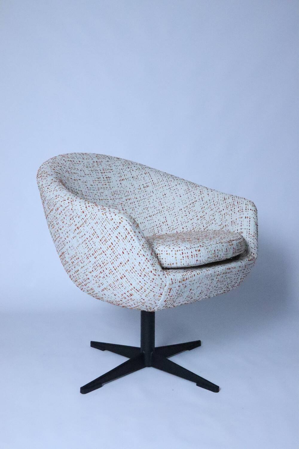 Fauteuil pivotant, tissu bouclé rouge et orange, années 1970