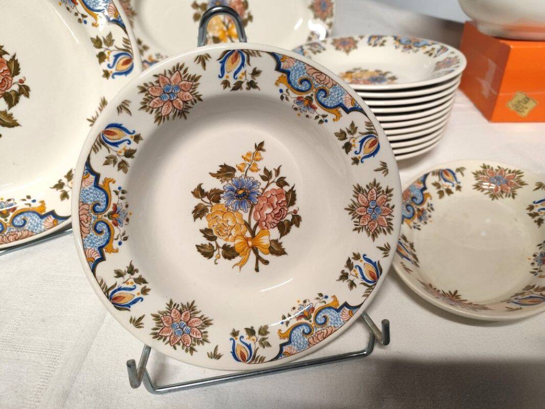 Gien. Bordeaux bouquet. 43-piece service