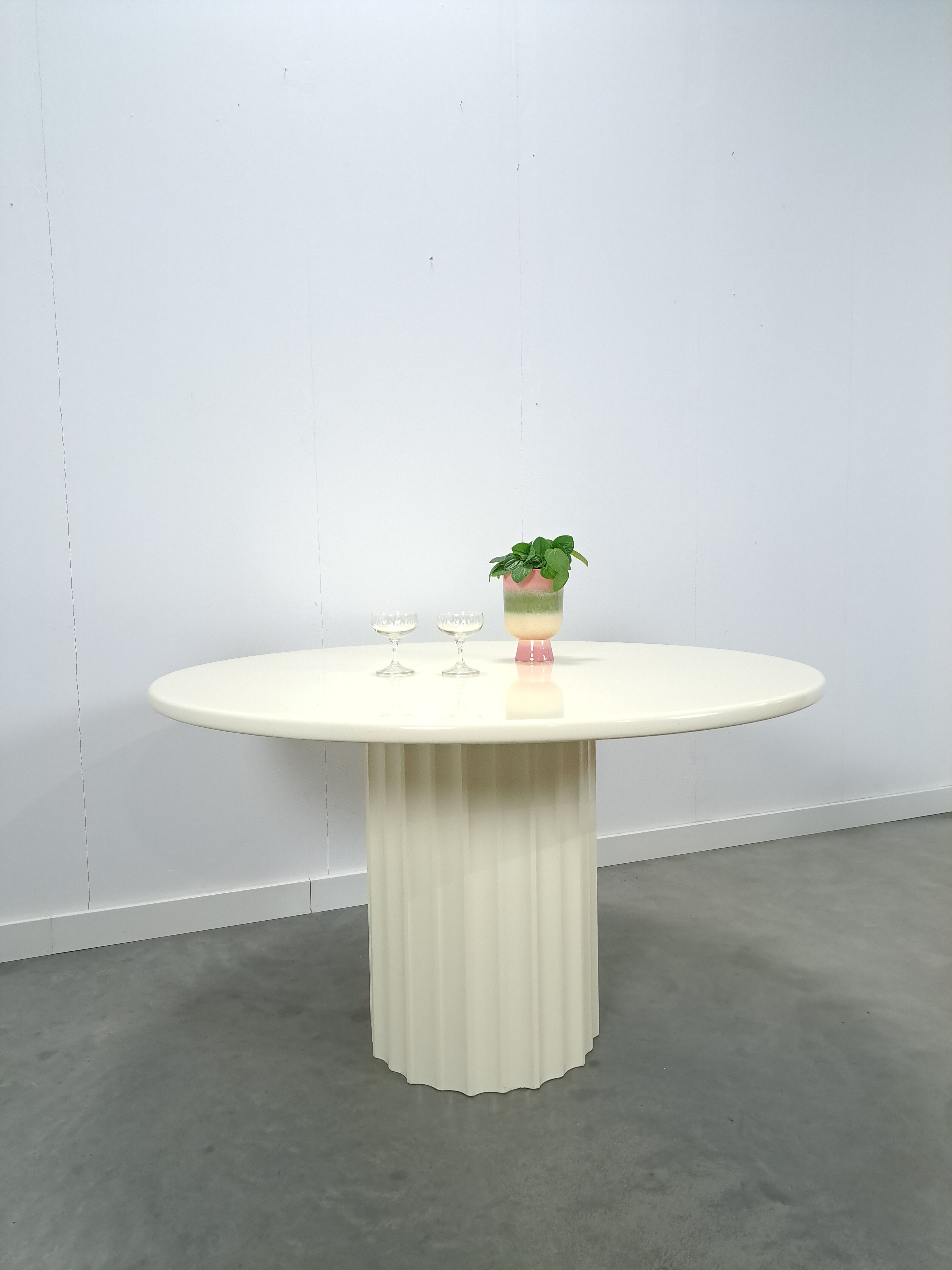 Ronde creme eettafel met geribbelde poot