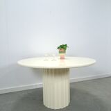 Ronde creme eettafel met geribbelde poot