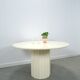 Table ronde crème avec pied strié