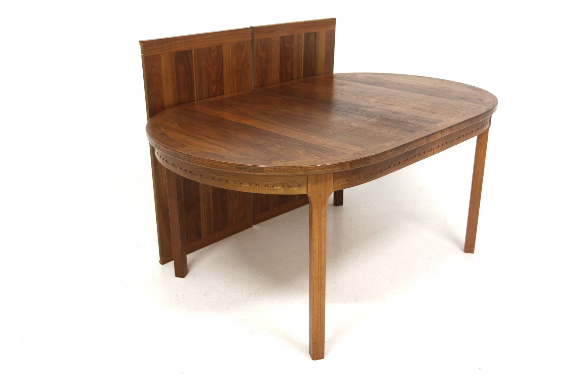 Table de salle à manger en noyer, "Rimbo" L-B Design Group,Troeds, Bjärnum, Suède,