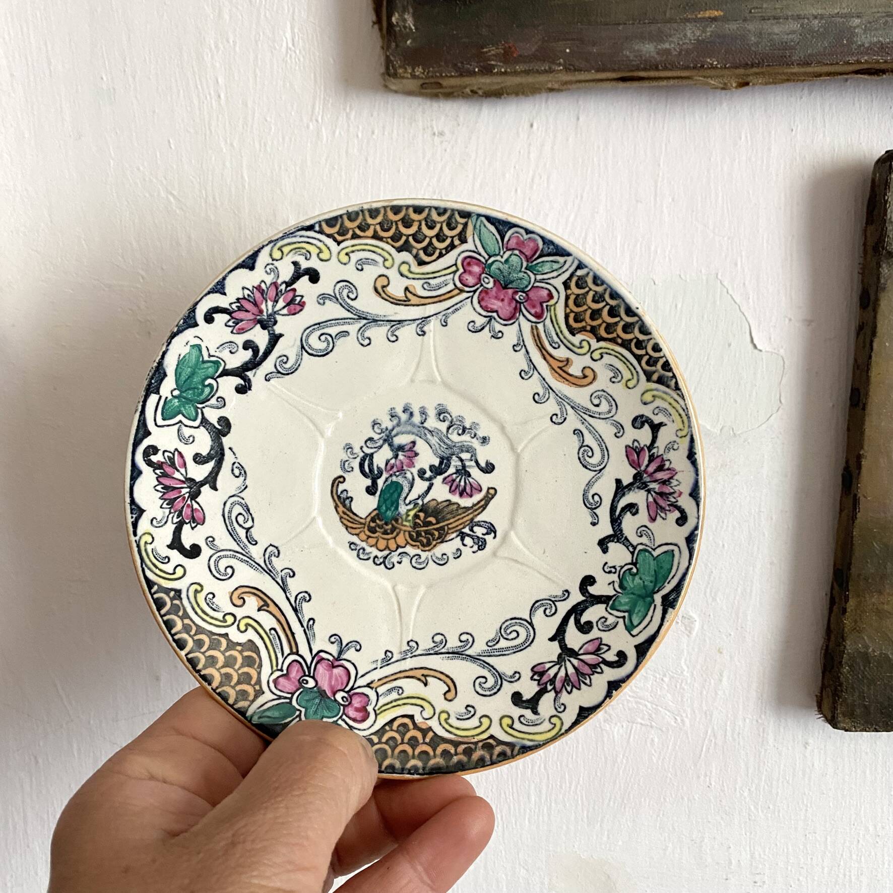 Assiettes en terre de fer polychrome Longwy modèle "chinois"