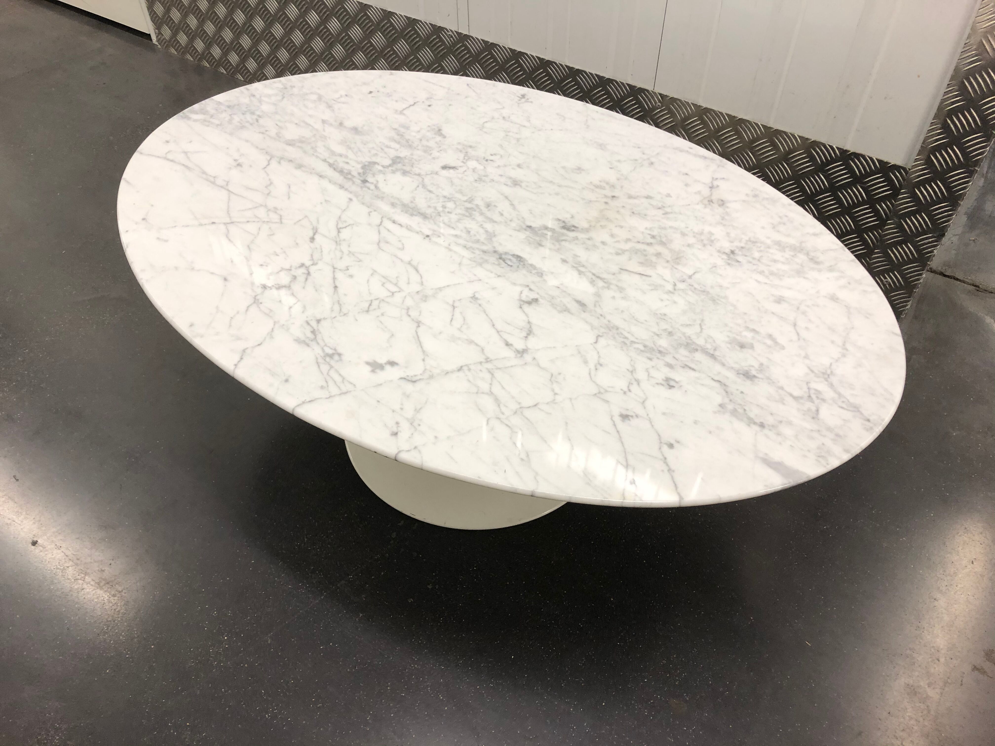 Oval coffee table by Eero Saarinen for Knoll