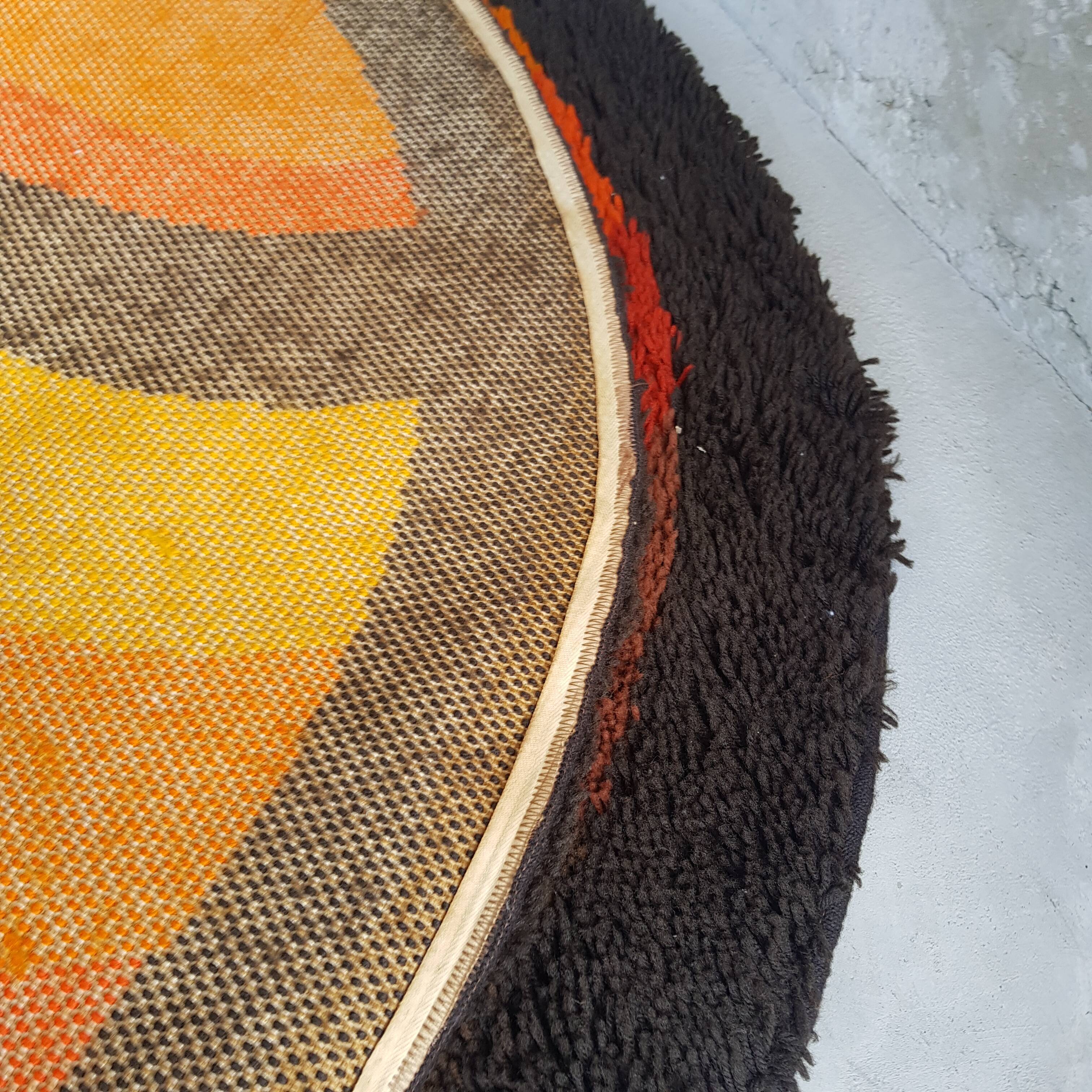 Round carpet 70s
