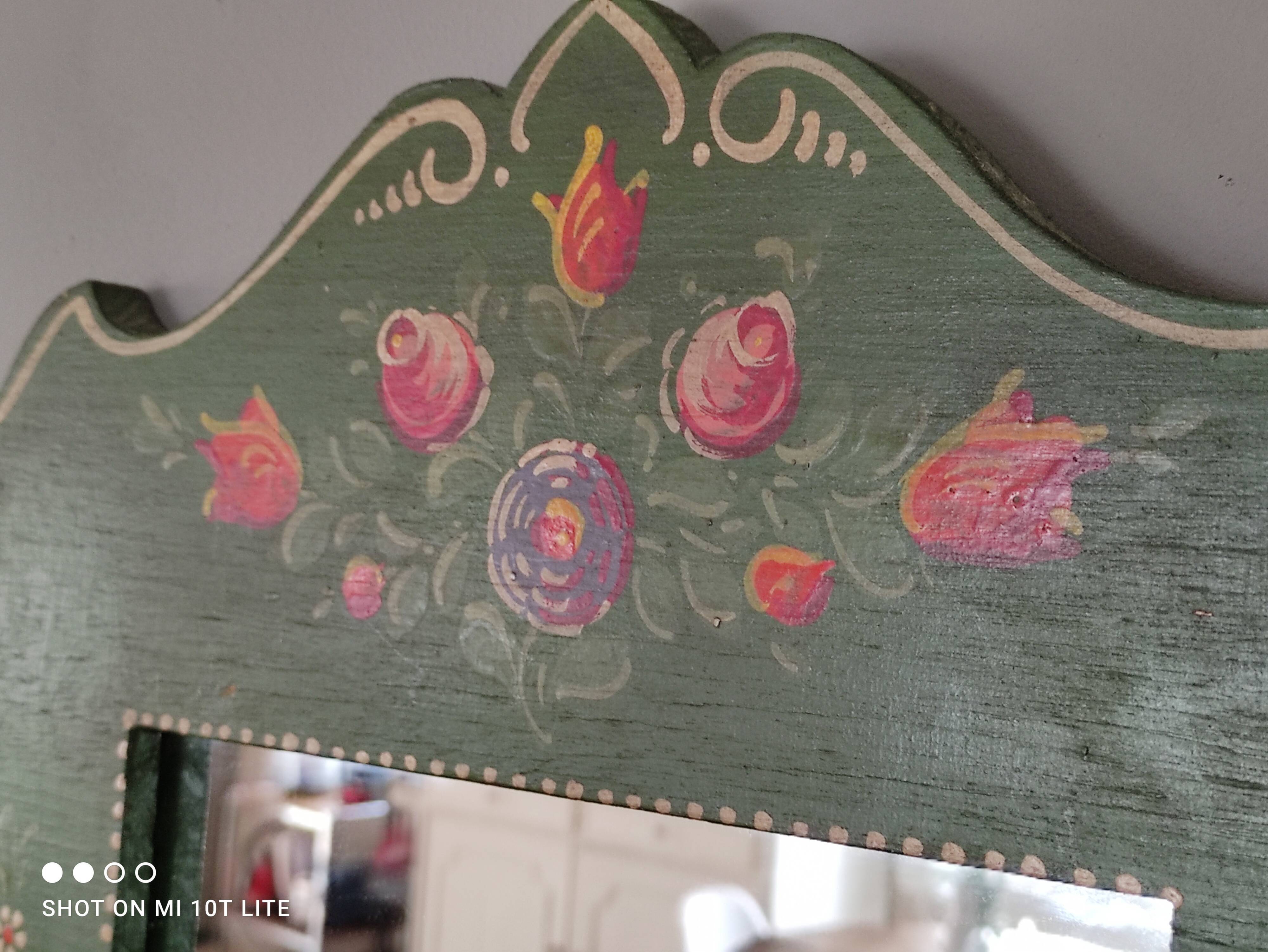 Miroir ancien en bois peint à la main polychrome vert forêt et roses rouges orangées