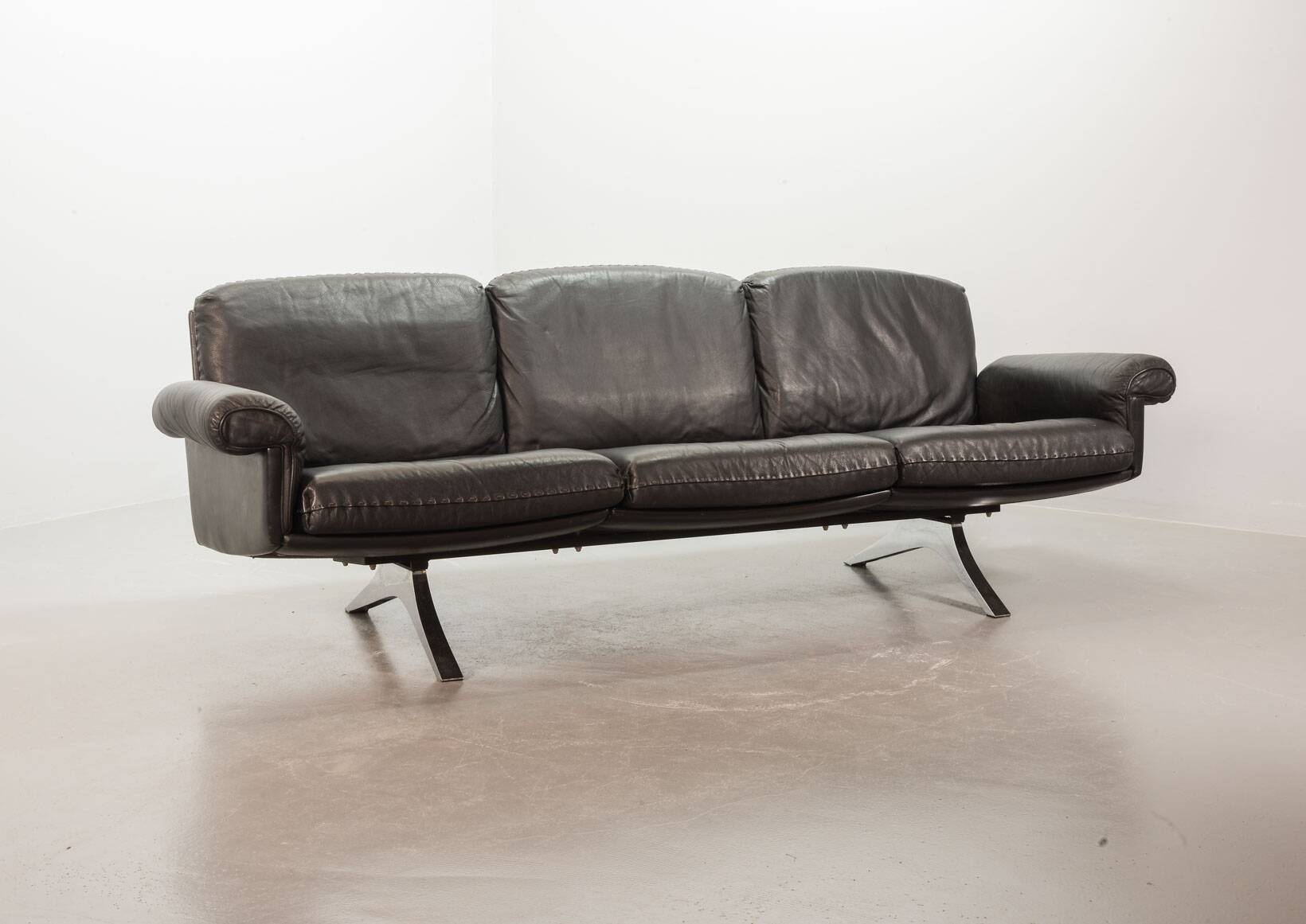 De Sede Black Leather Strap Stitched Three-Seat Sofa DS31. Switzerland, 60s