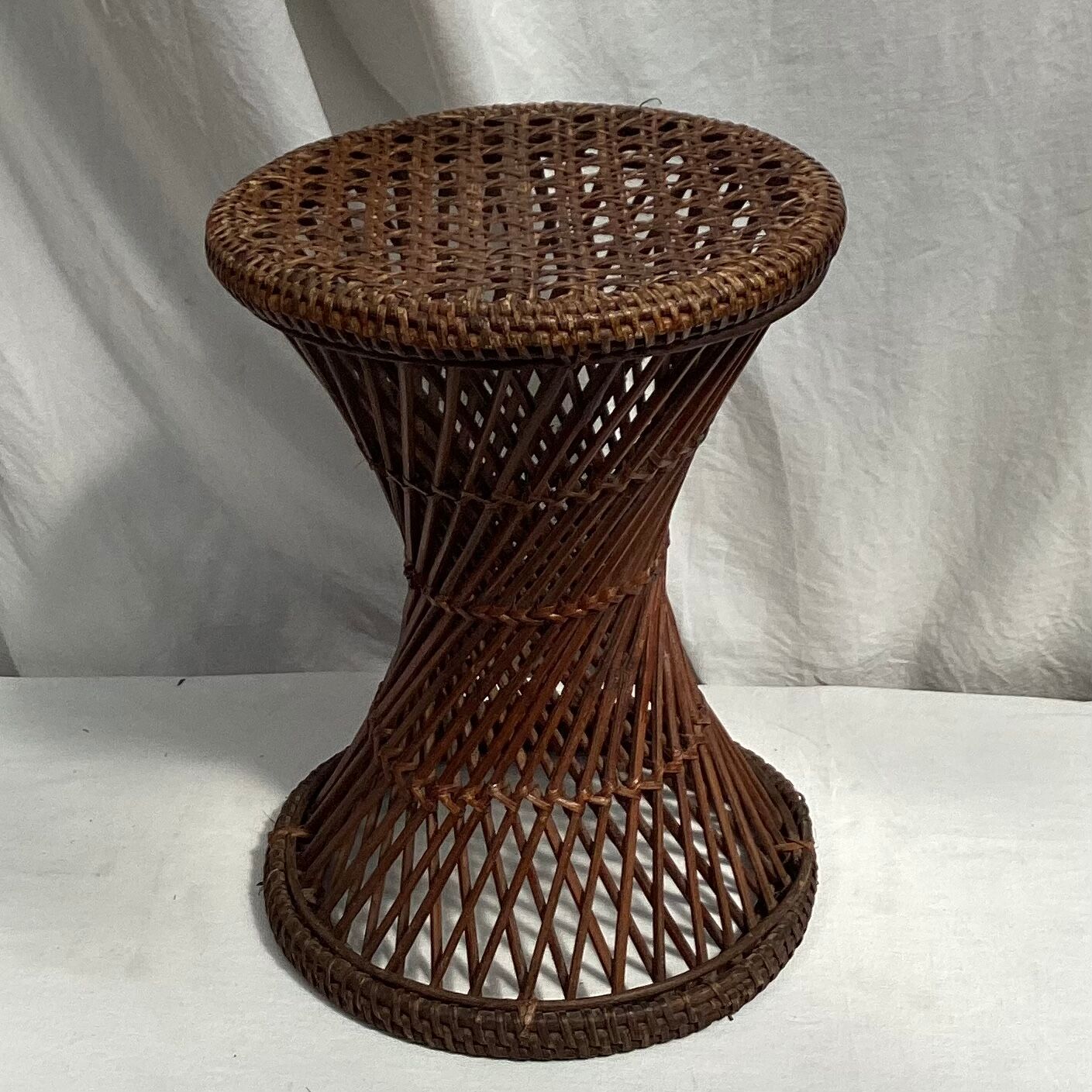 Diabolo stool in braided wicker dimension: height -44cm- D-34,5cm-