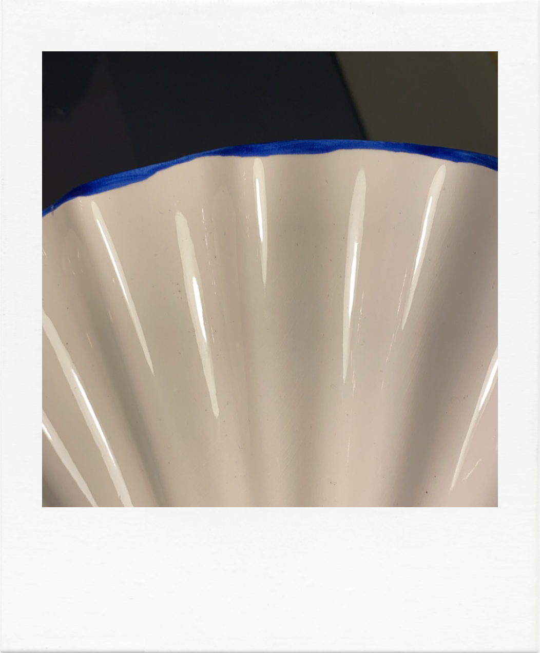 Blue and white pleated ceramic suspension