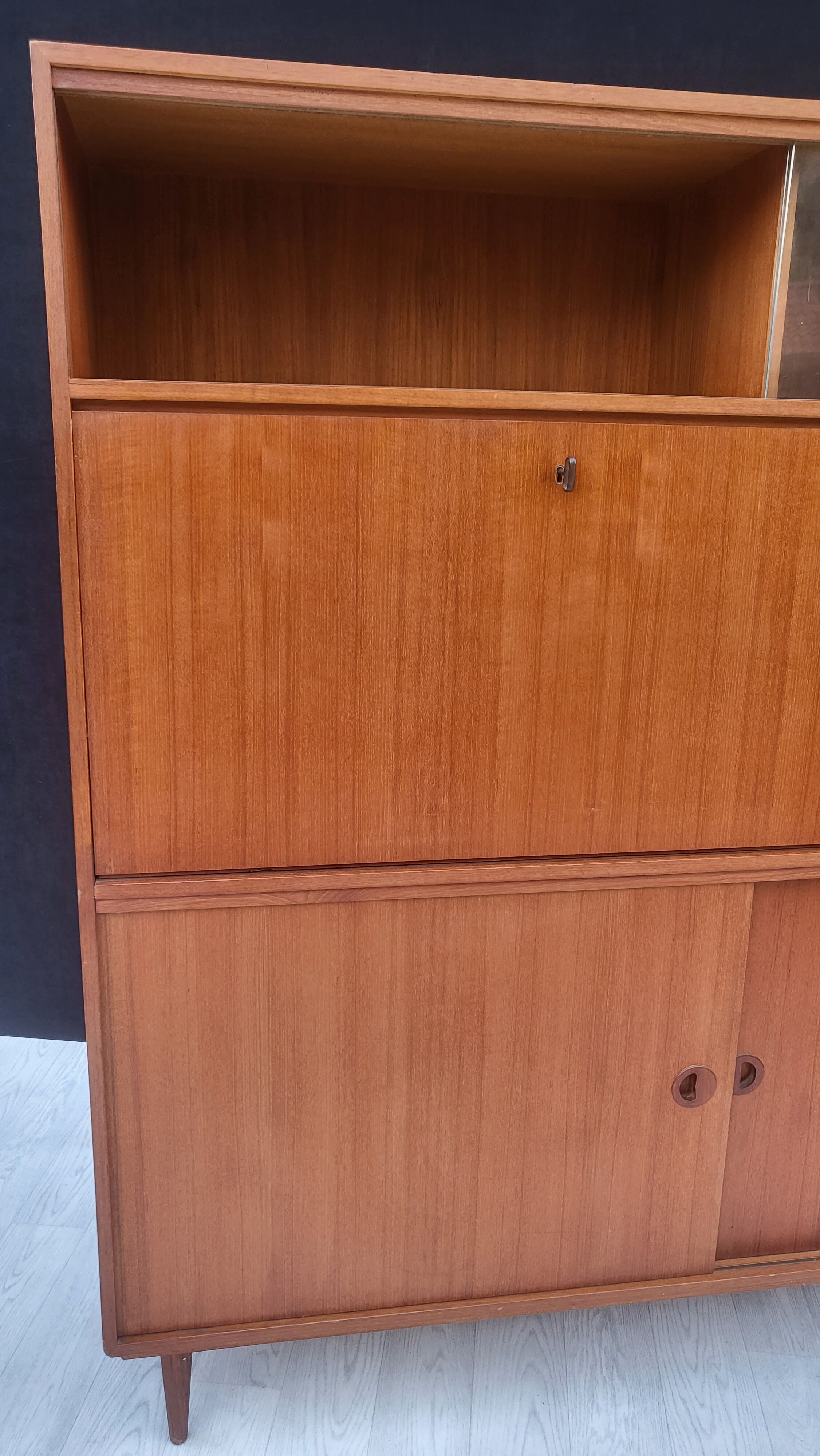 Cabinet with Secretary