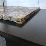 Table basse avec plateau en bois pétrifié