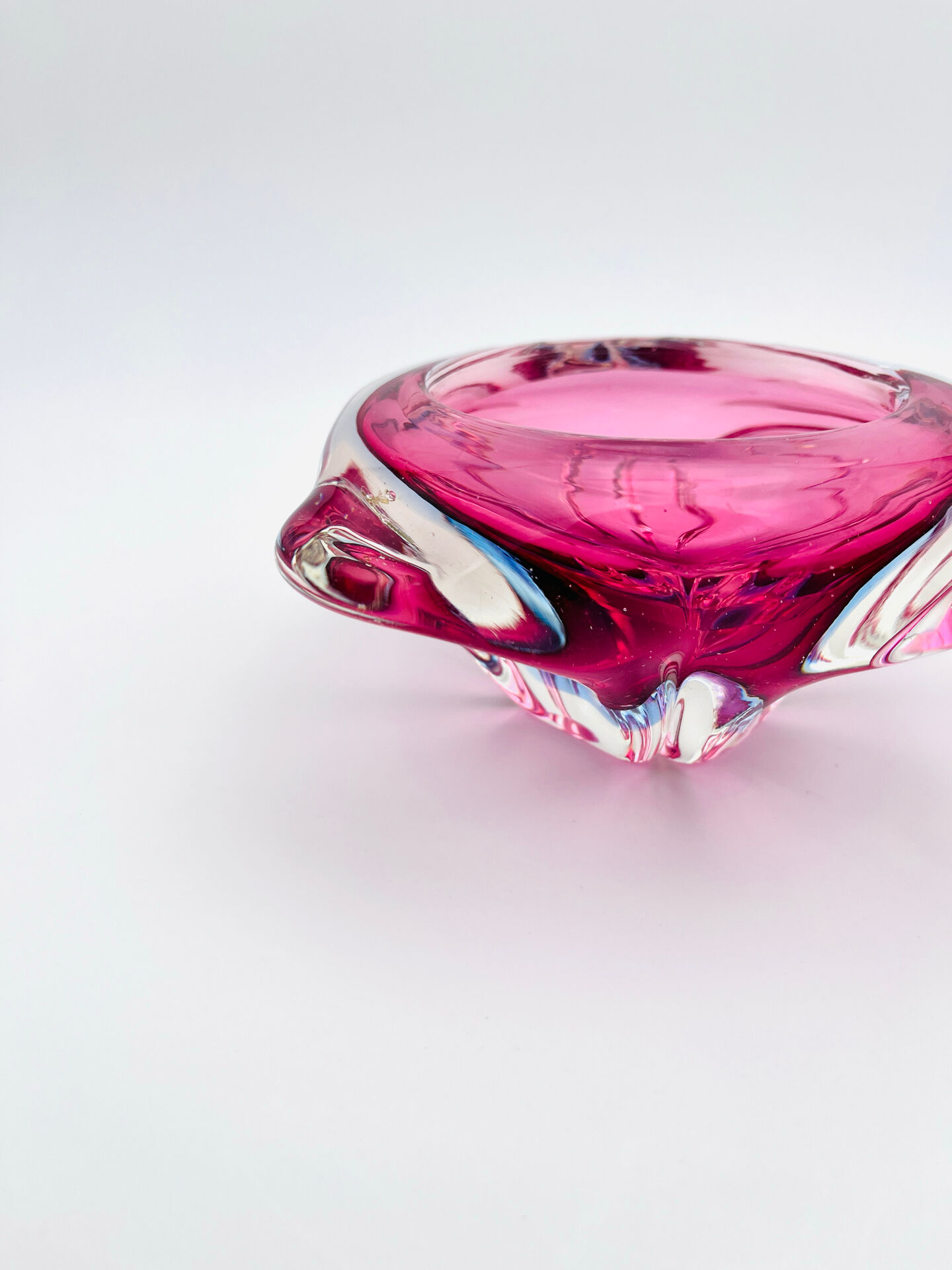 Bohême Crystal Pocket Bowl Hospodka Raspberry and Blue Reflections 1960