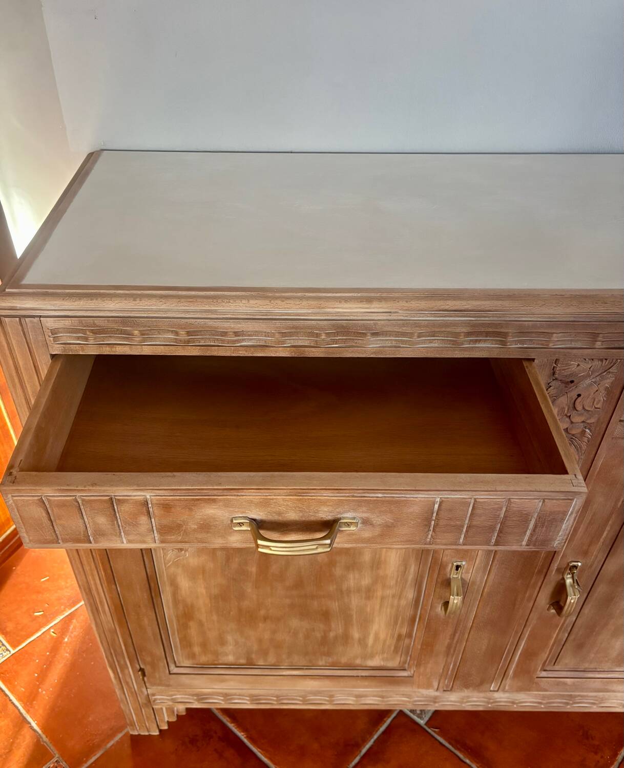 Buffet Art Déco des années 40 en bois massif blanchi – restaurer