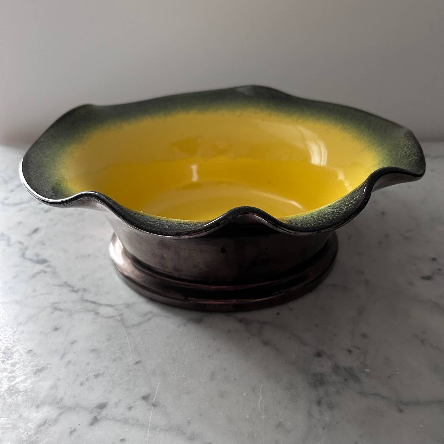 Coupe jaune et mordoré signée 