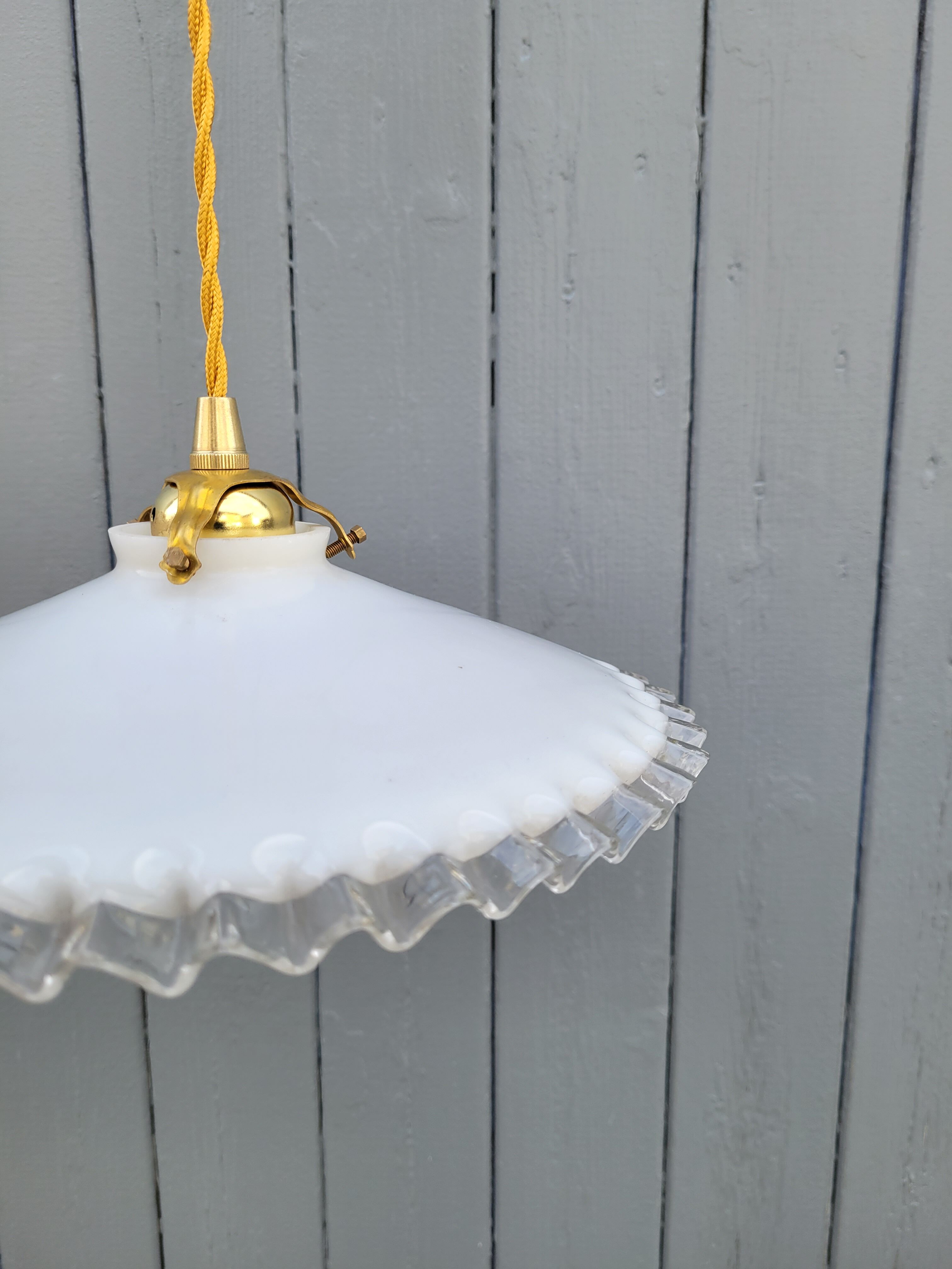 Serrated opaline suspension