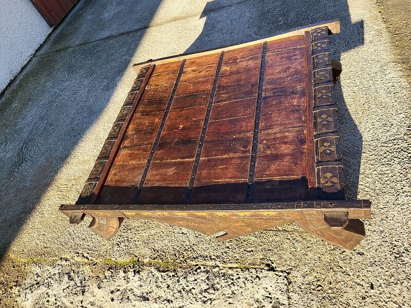 Coffee table elephant saddle in metal and copper wood