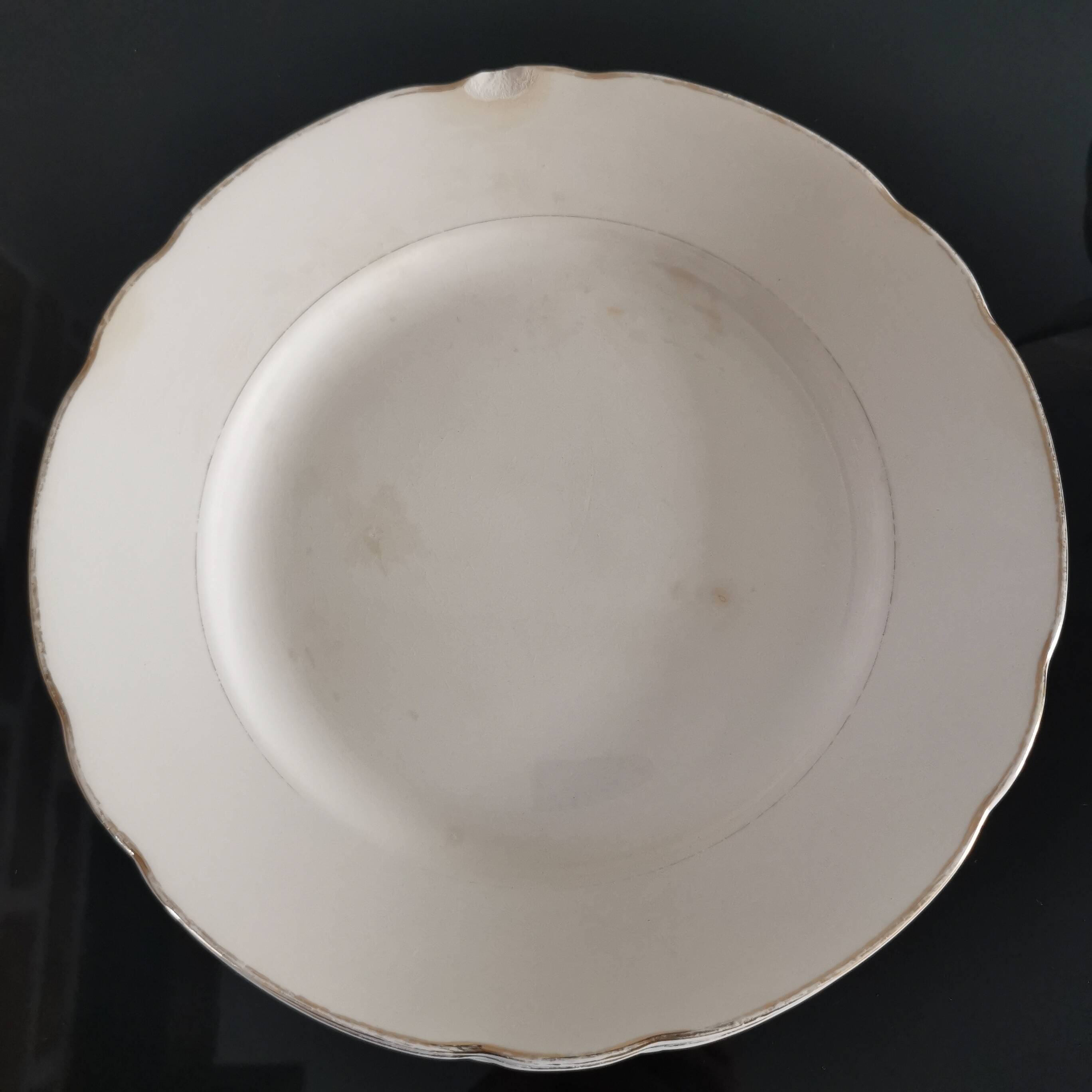 Set of 6 Villeroy and Boch flat plates in ivory color and gold edging