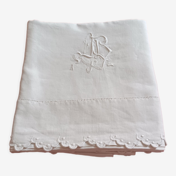 Drap brodé main en fil monogramme A.B.