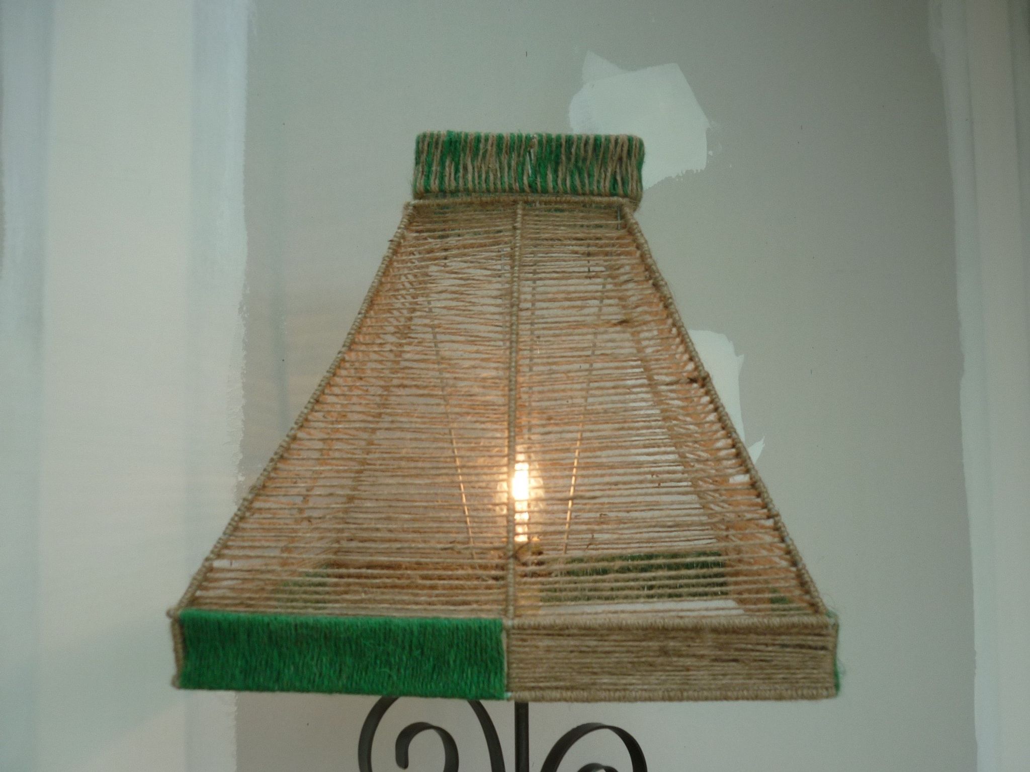 Abat-jour pyramide en fil de jute bistre et vert