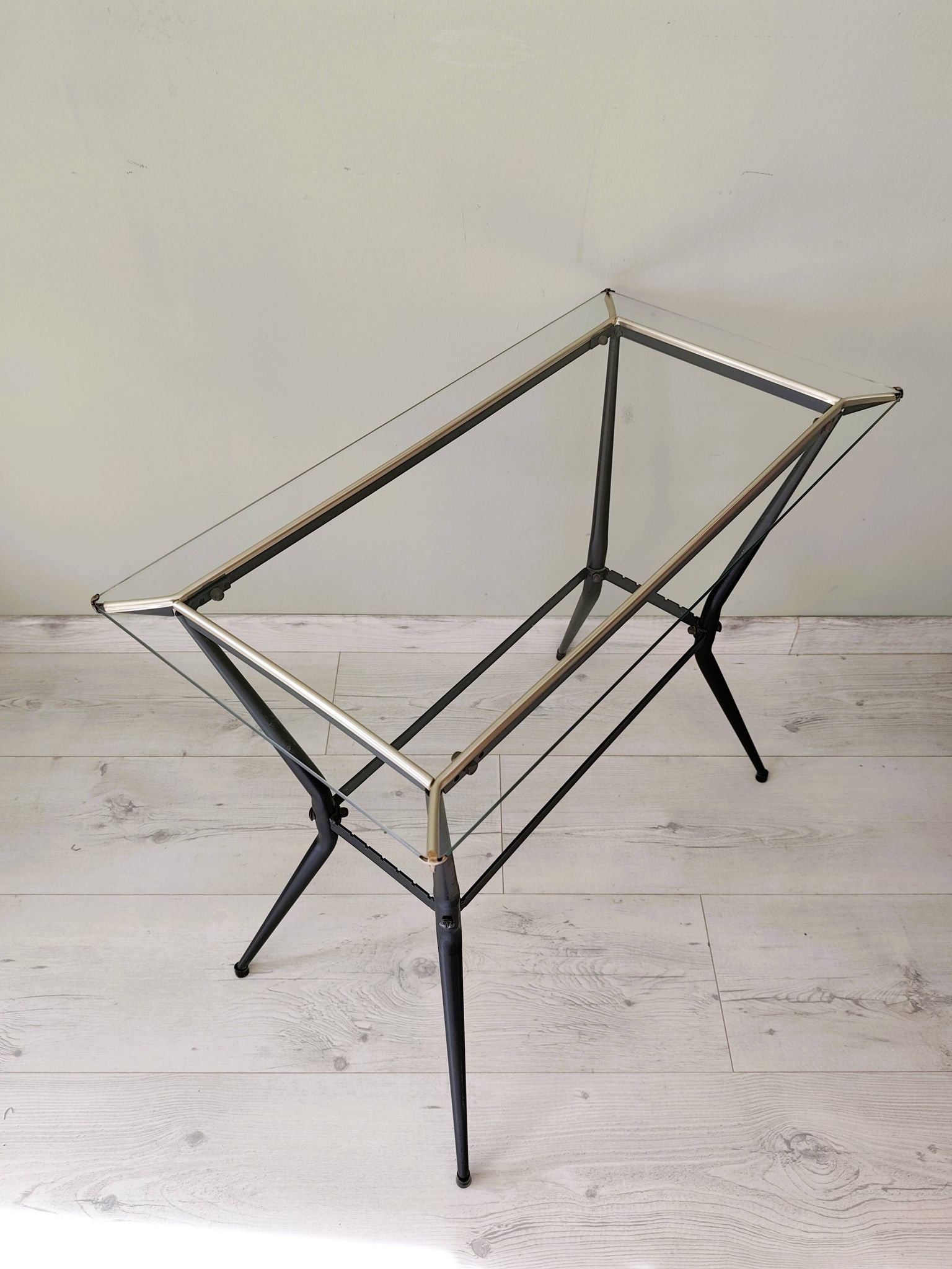Table d'appoint ancienne en métal et en verre