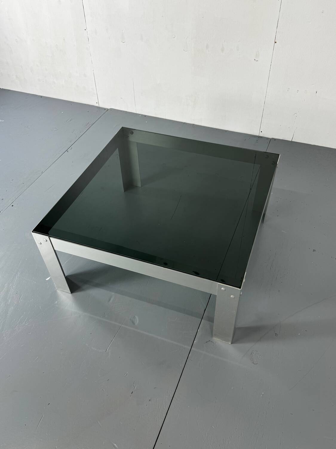 Table basse en aluminium et verre minimaliste de style moderniste du milieu du siècle, années 1970.