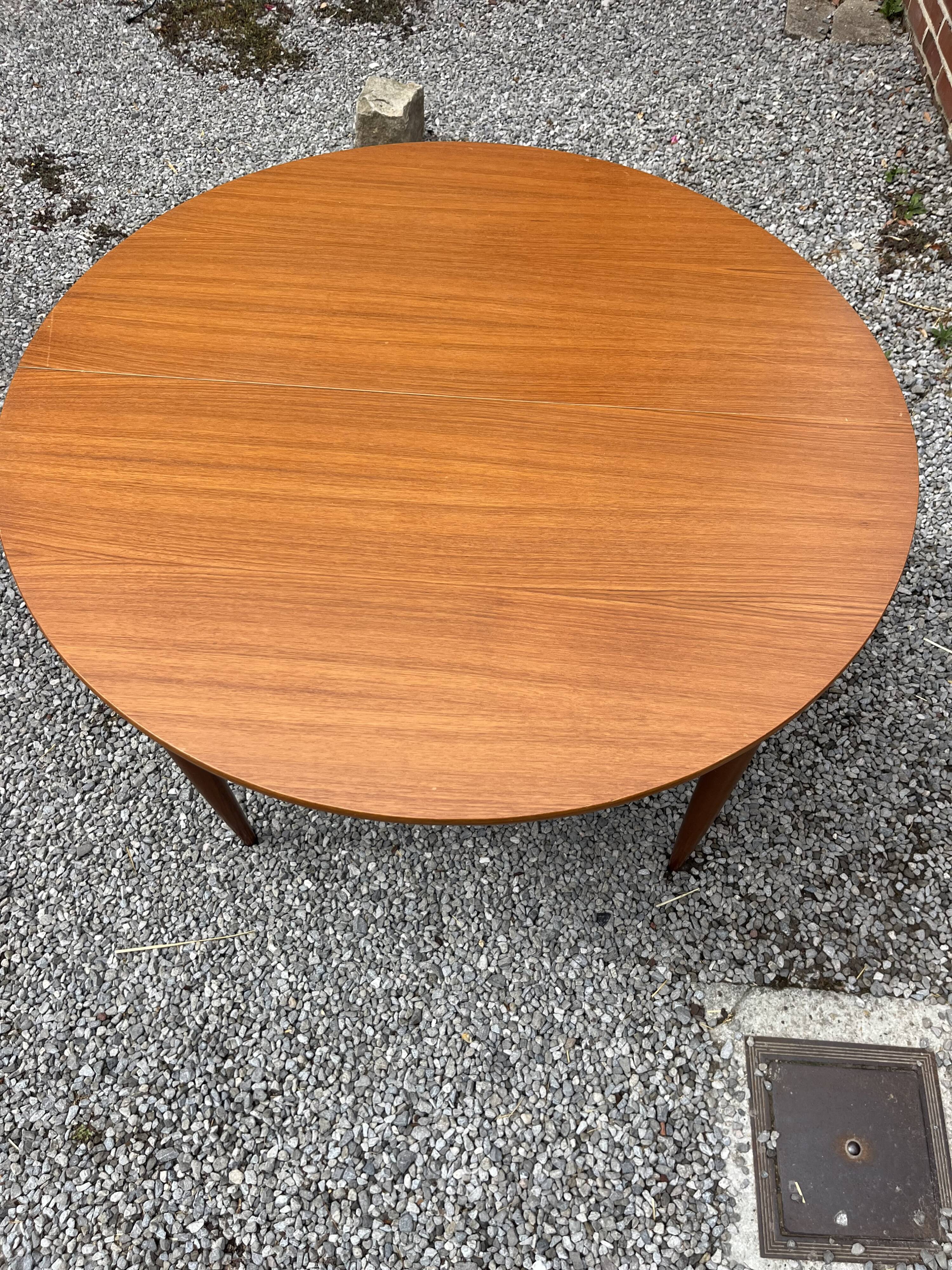 Table ronde en teck extensible design scandinave