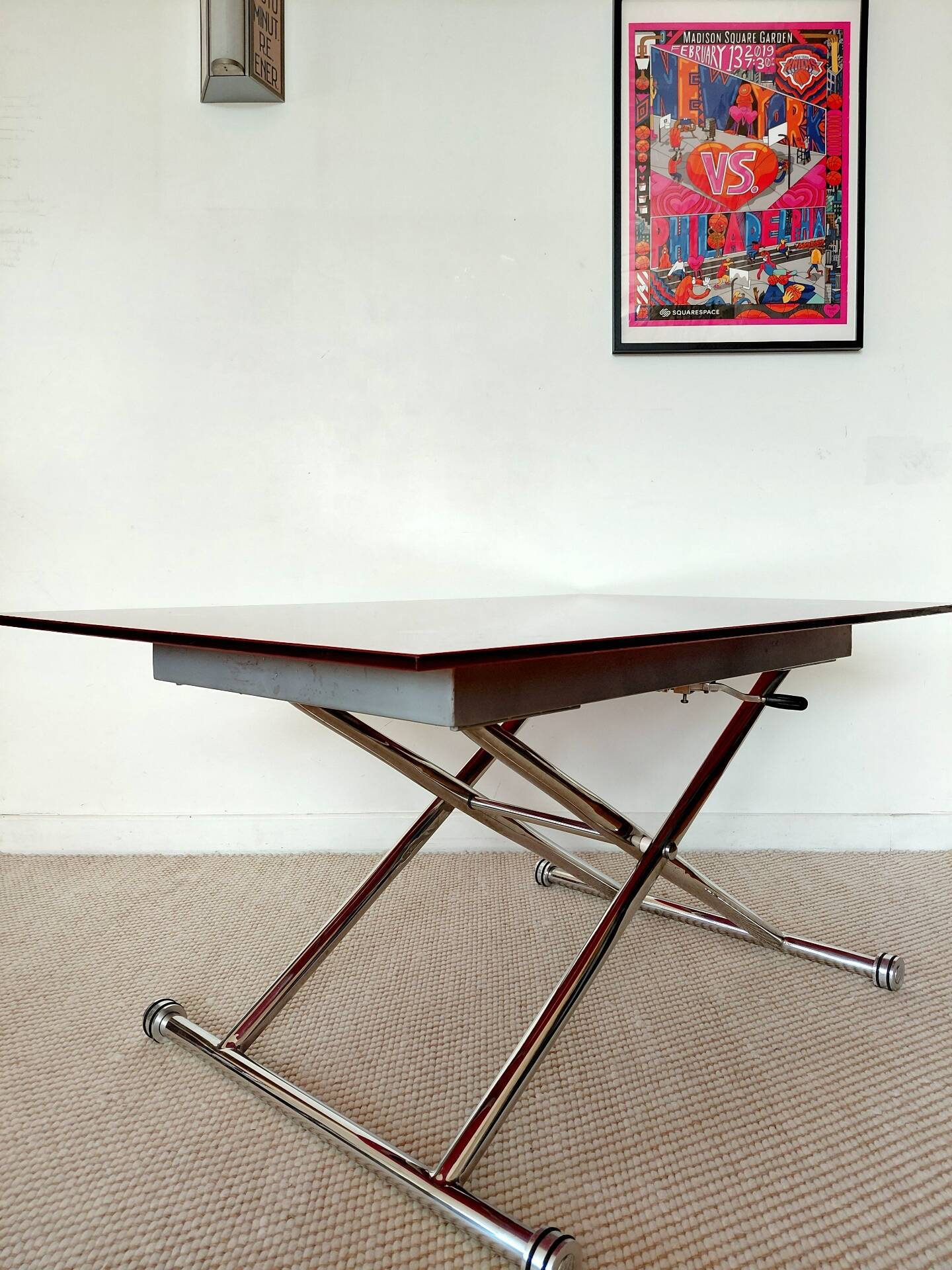 Table relevable vintage verre rouge et chrome-design 1970/1980