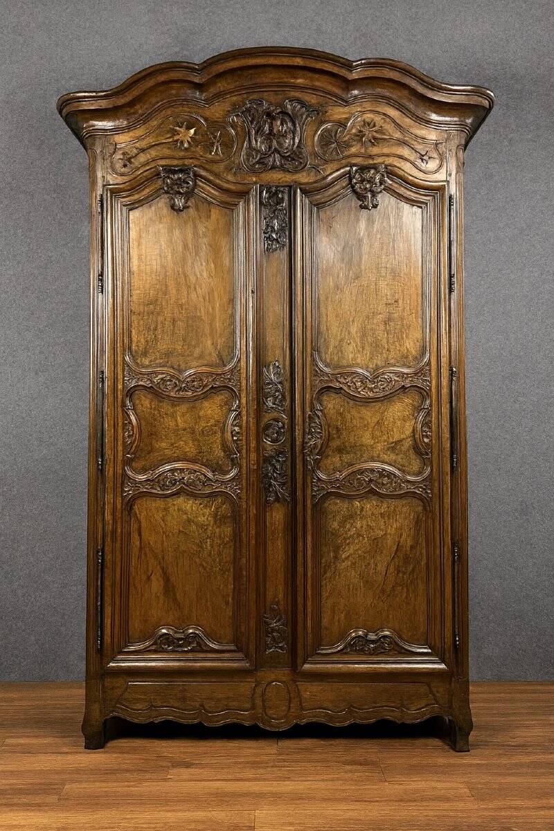 Very important Lyonnais wardrobe from the Louis XV period in solid walnut / height 295 cm