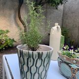 Pot cover with geometric decoration
