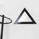 Miroir mural vintage XL avec centre en verre et bord en laque noire, design Memphis, Italie années 1980, forme triangulaire.