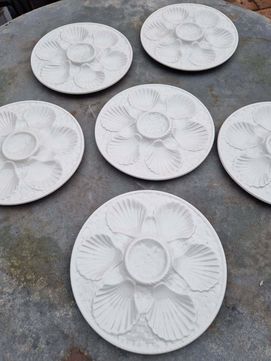 Set of 6 oyster plates with shells in white earthenware
