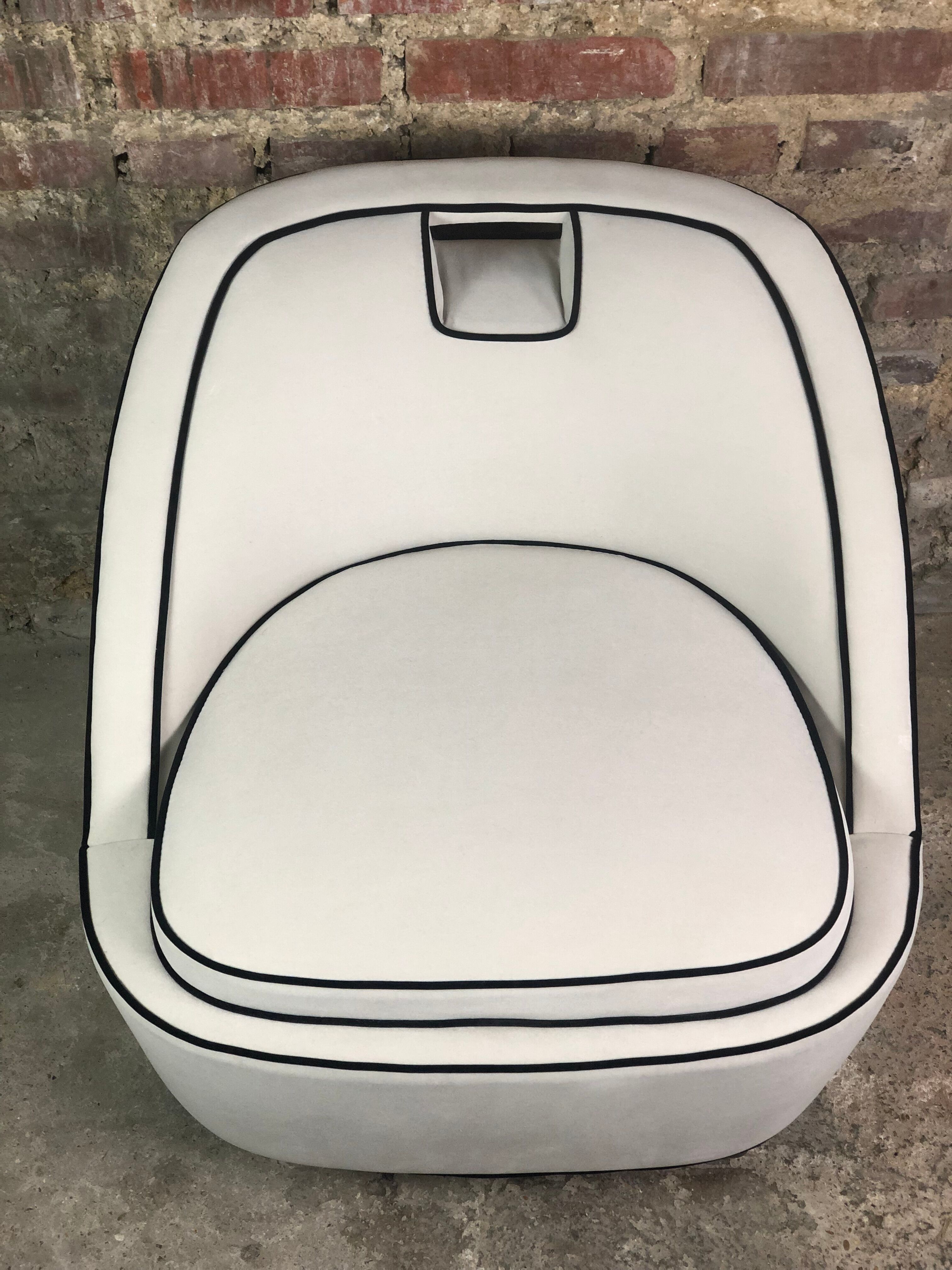 Fauteuil rétro vintage 80's en velours blanc gansé noir